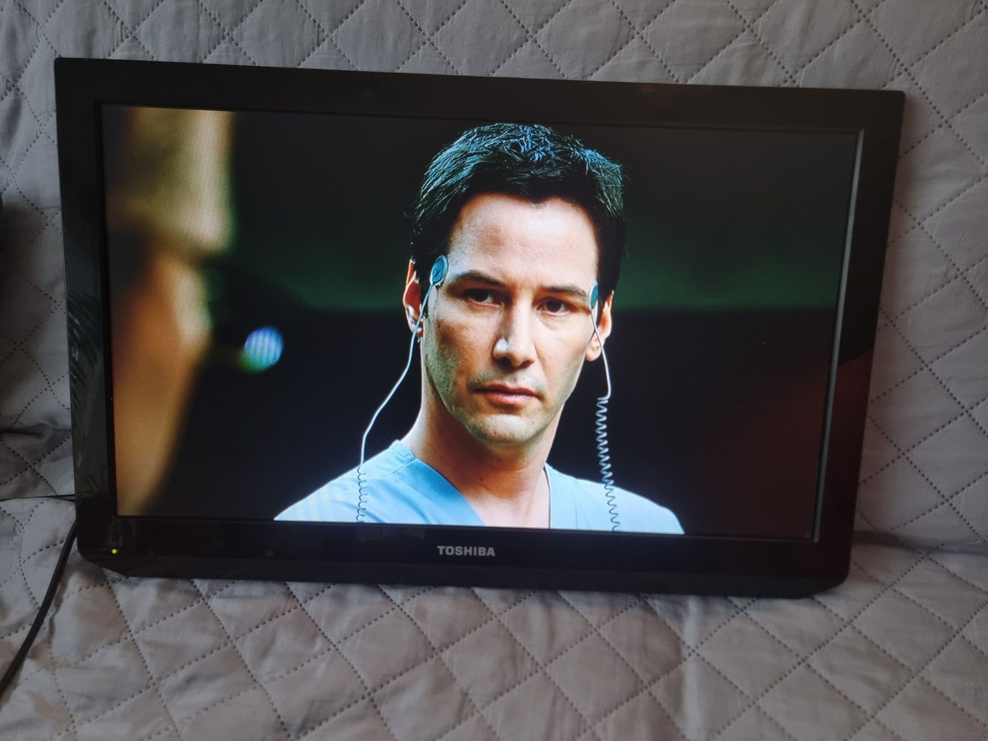 Mały telewizor  LED Toshiba 22 całe