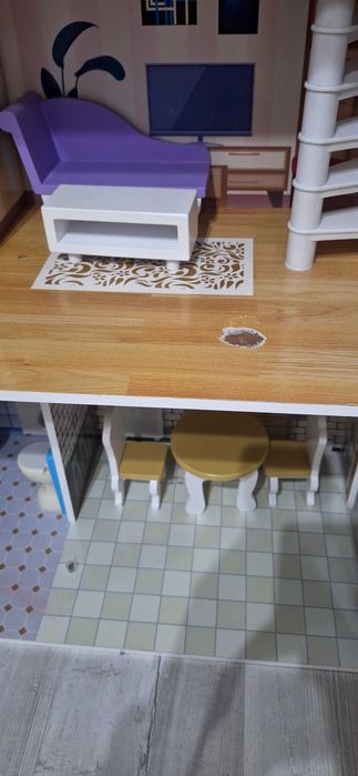 Duży drewniany domek dla lalek