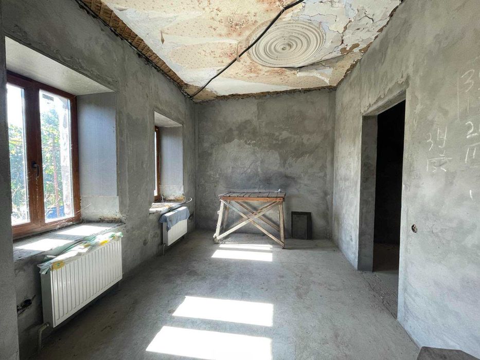 Продається 2-кімнатна квартира на землі, біля Центрального ринку