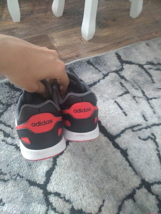 Oryginalne chłopięce buty adidas na rzepy rozmiar 34