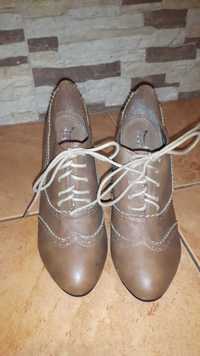 Buty typu oxford na obcasie