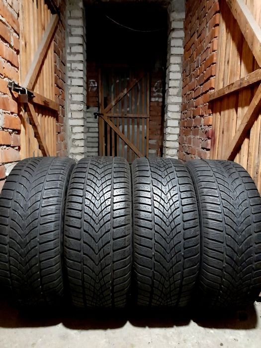 Opony zimowe Dunlop 225/50/17.