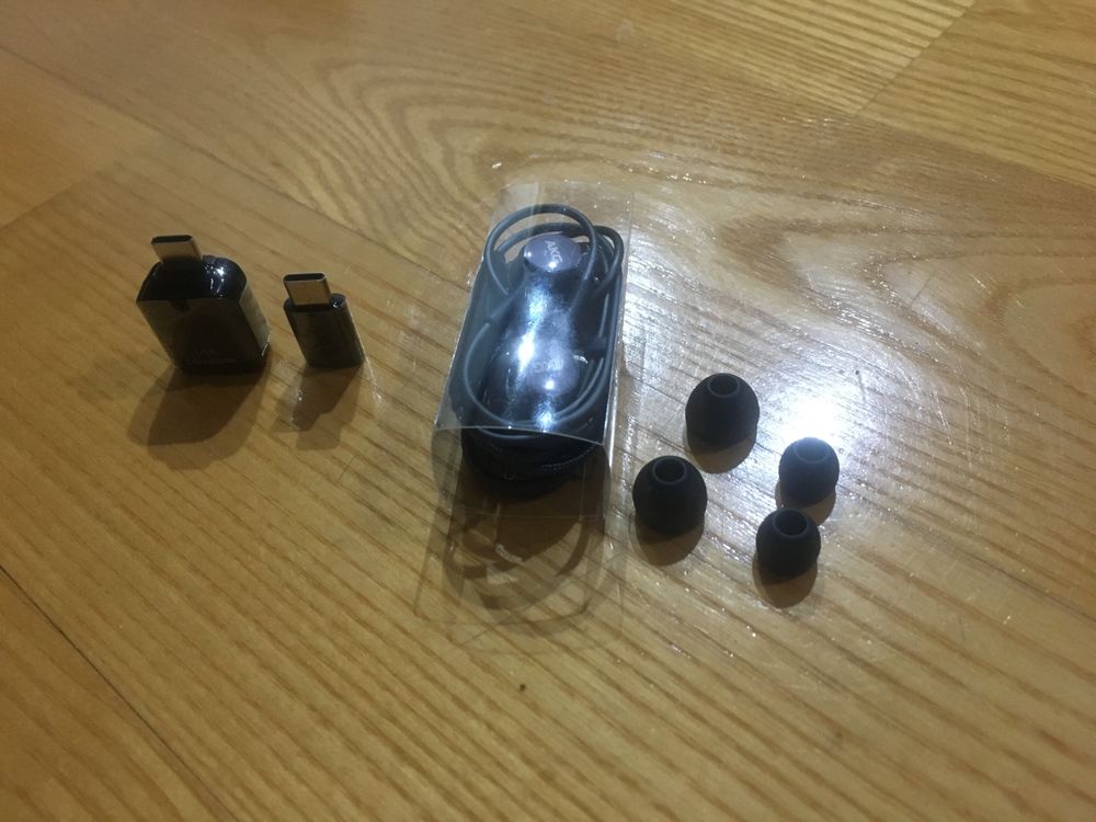 Pudelko samsung s8 z zawartością słuchawki, przejściówki, nowe
