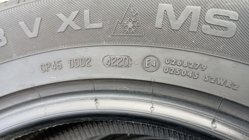 Зимові шини Uniroyal 235/60/R18 , комплект 4 шт