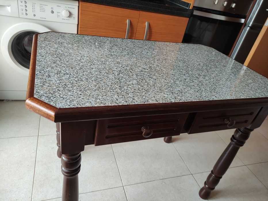 Mesa de cozinha de madeira maciça com  tampo de pedra.