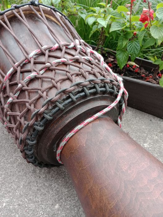 Djembe Olcha bęben rodzimej produkcji.