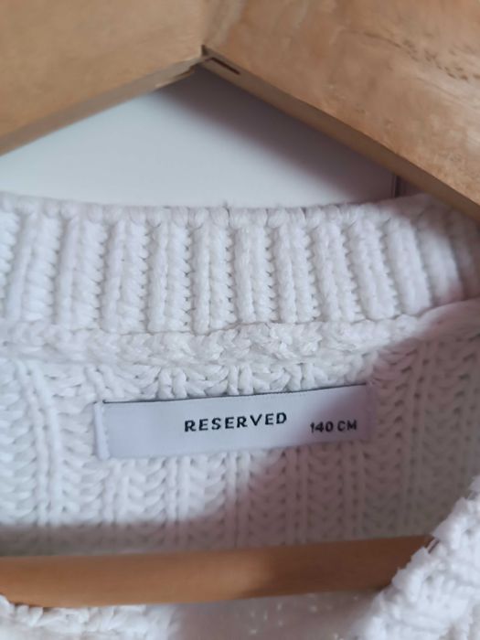 Biały sweter dziewczecy