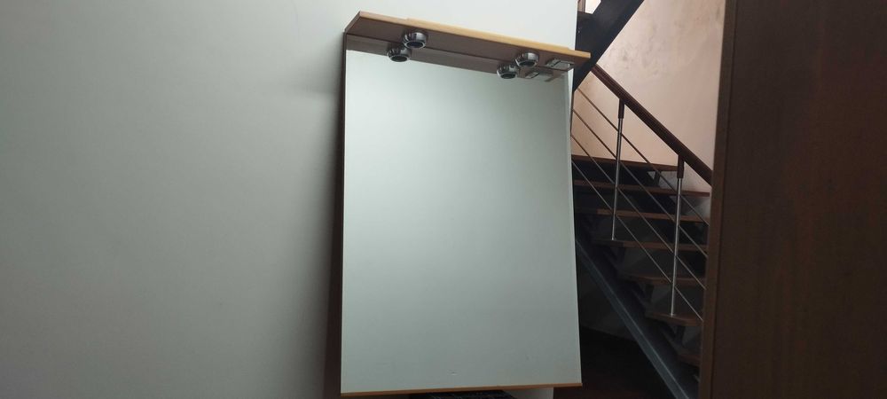 Espelhos em madeira com iluminação superior