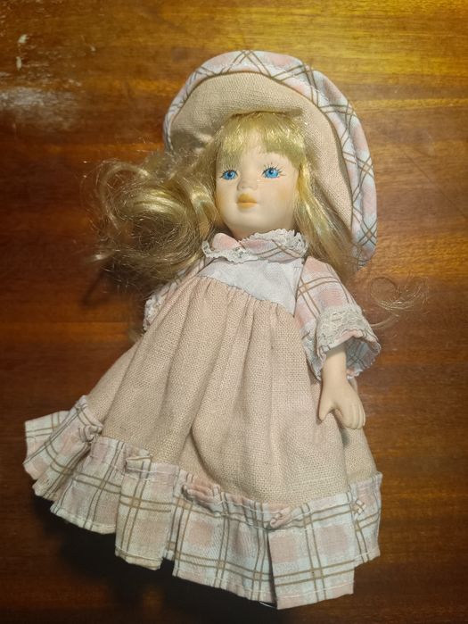 3 bonecas de porcelana