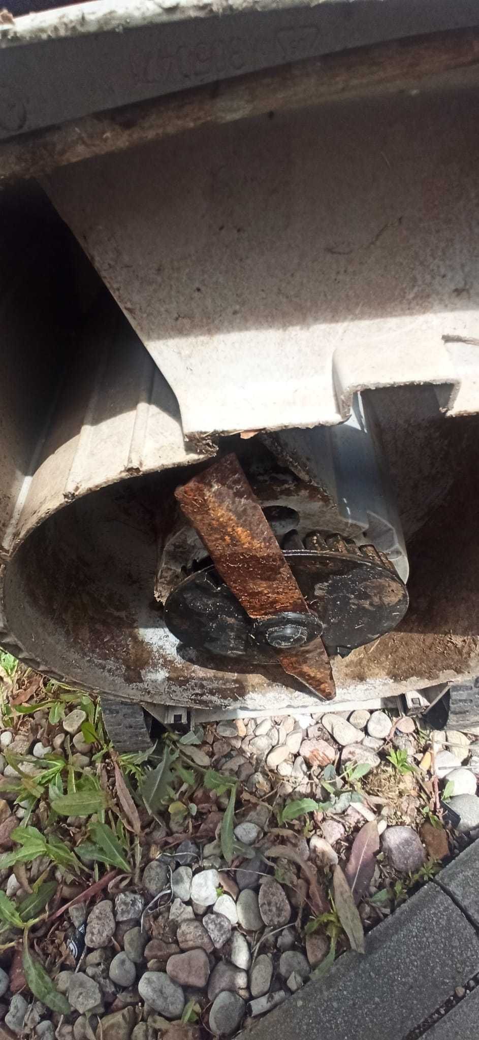 sprzedaję kosiarkę, działa, brak skrzynki. Tanio