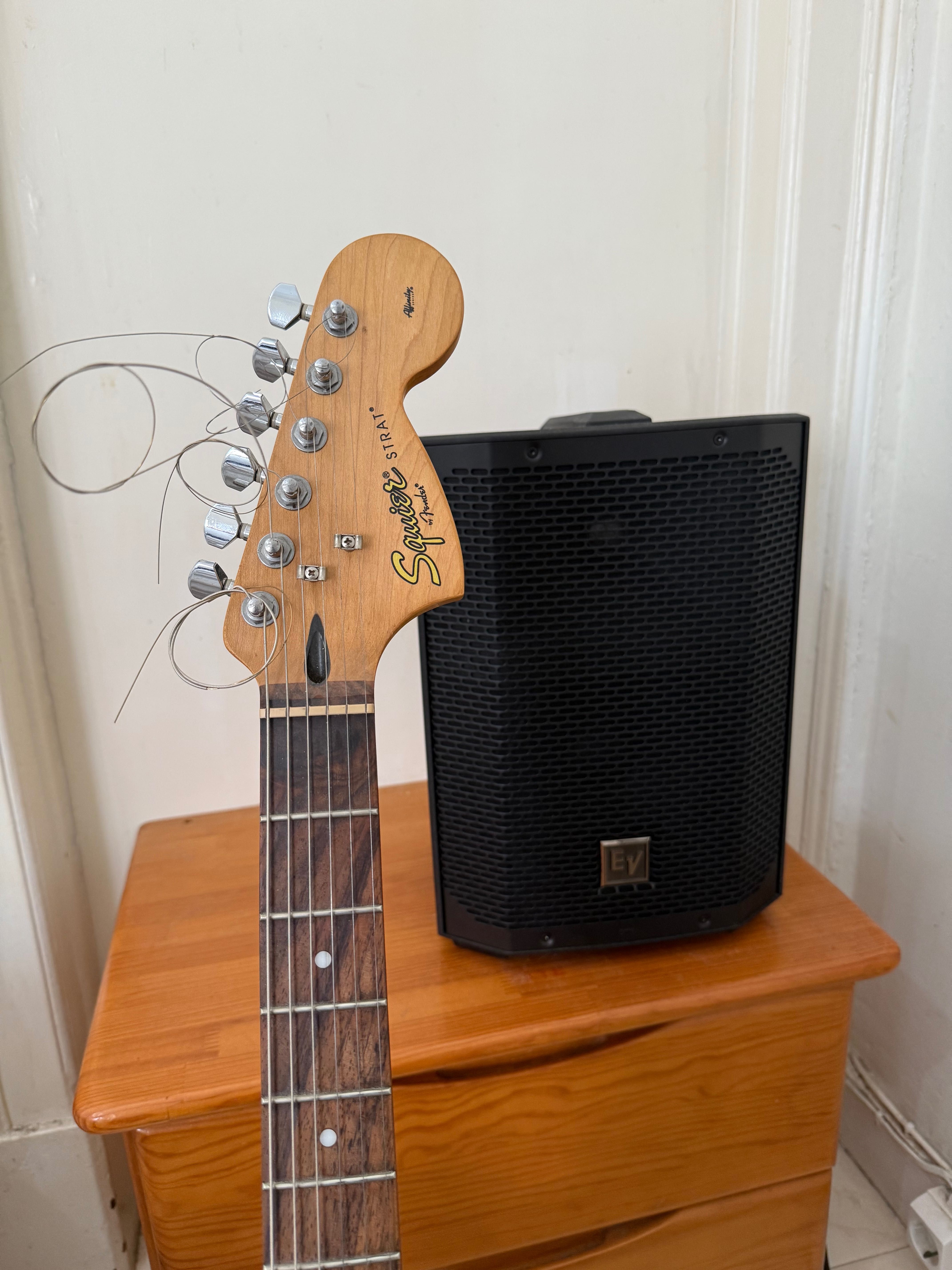 Caixa Bluetooth everse 8 e guitarra fender