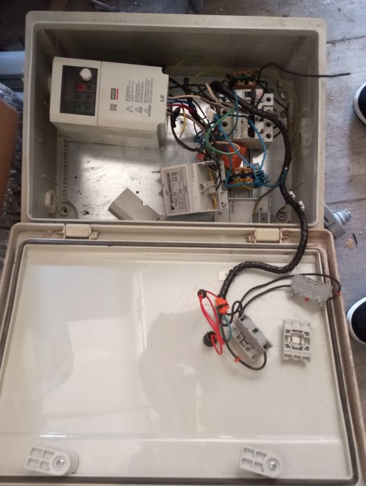 Szafa sterownicza z falownikiem LS M100 – 1,9 kVA (używana)