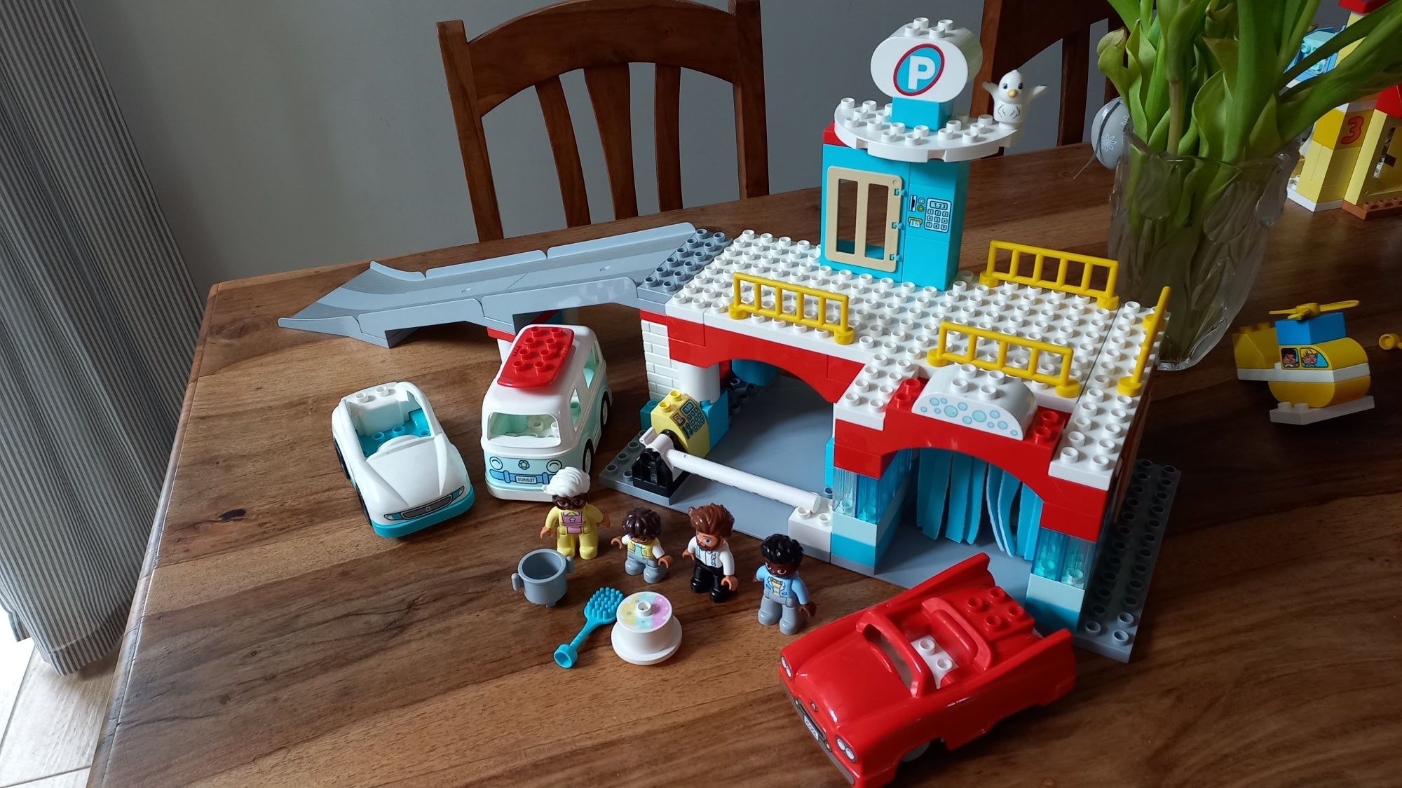 LEGO Duplo parking piętrowy wraz z myjnią
