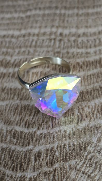 Cudowny pierścionek regulowany z opalizujacym oczkie.