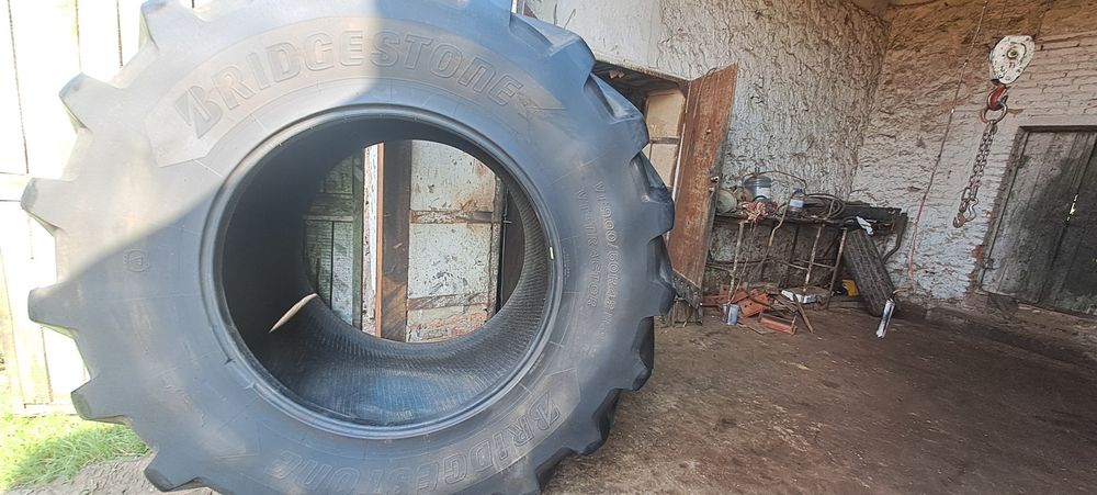 Продаються дві шини  900/60 R42 BRIDGESTONE  04,21 р.в.  б/в в доброму