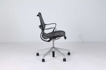 Cadeira modelo SETU da Herman Miller