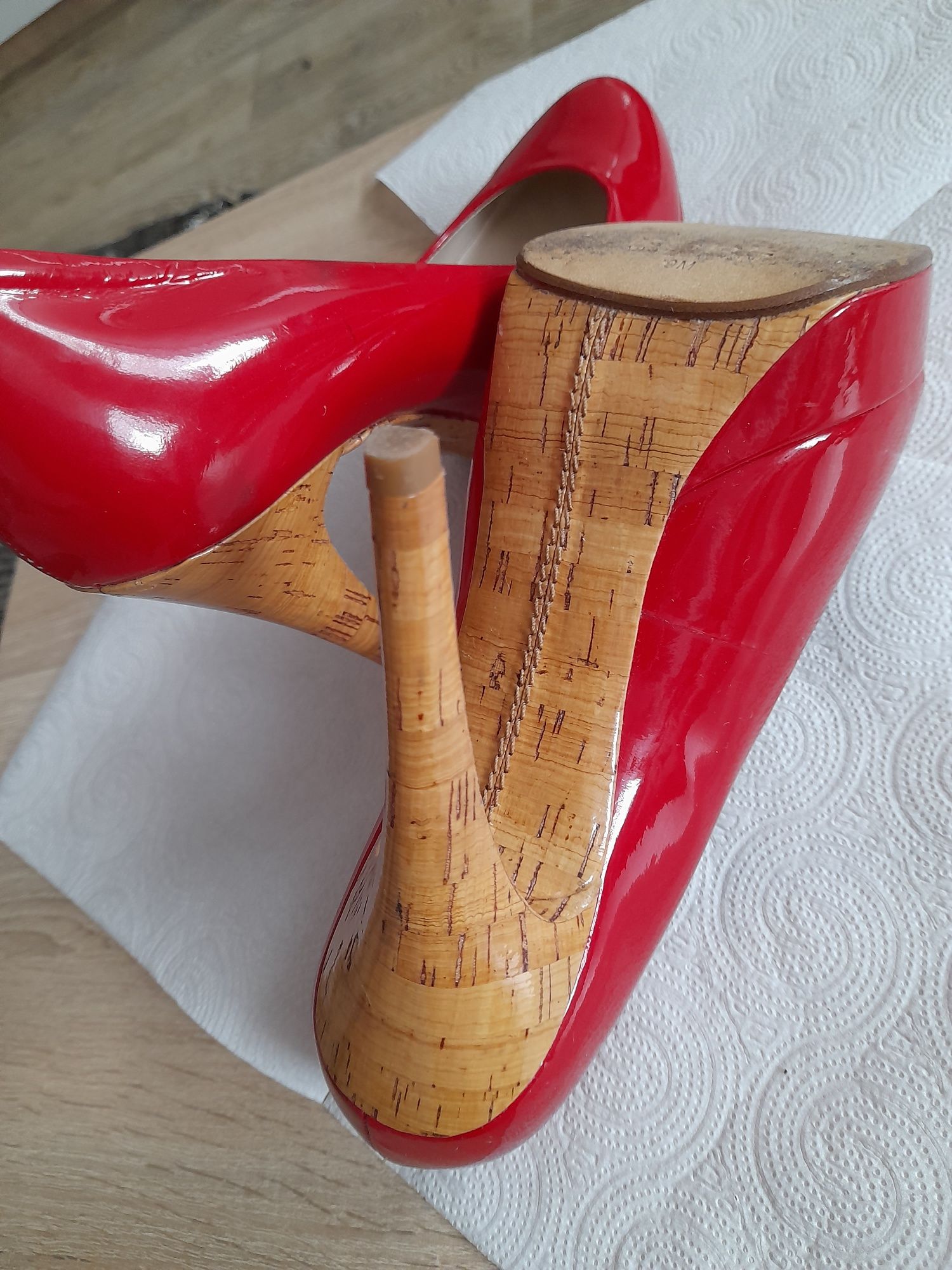 Przepiękne szpilki.Cudna czerwień. Długość wkładki 25cm.
