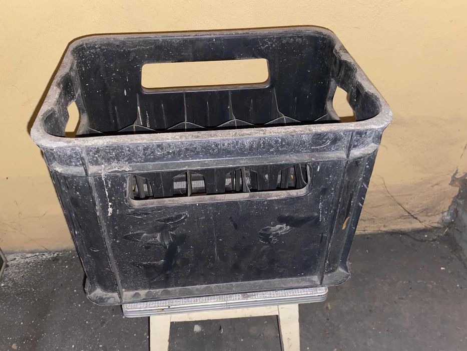 dużą stara skrzynka na butelki