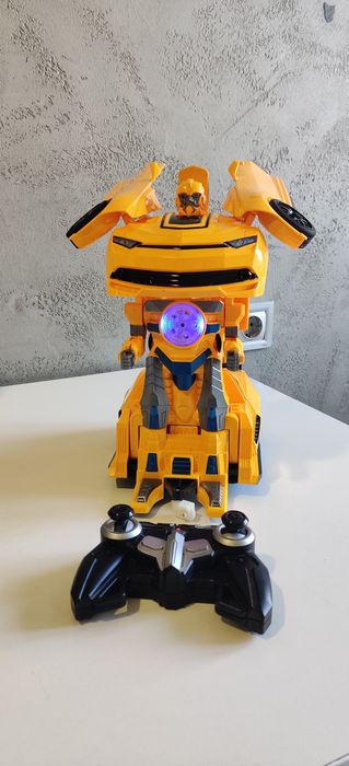 Машинка- робот бамбилбі на керуванні