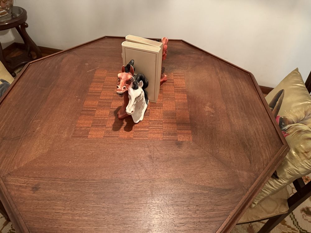 Mesa de jogo com gavetas e 2 cadeira