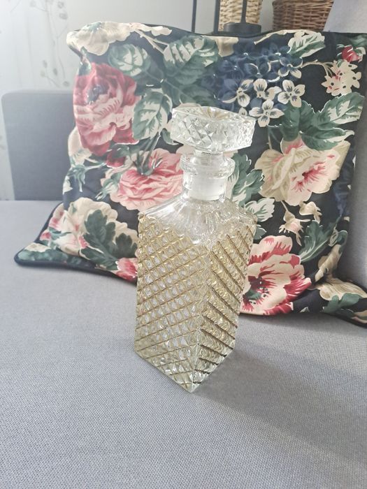 Kieliszki, karafka, cukiernica, popielnica i różne