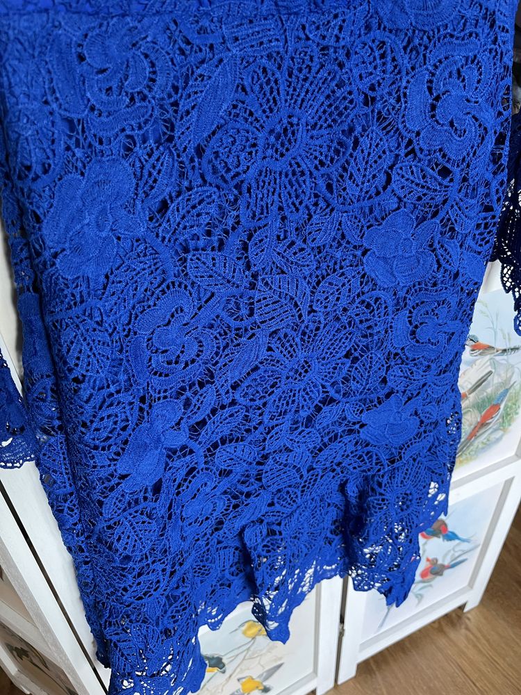 Koronkowa niebieska sukienka długi rękaw missguided M