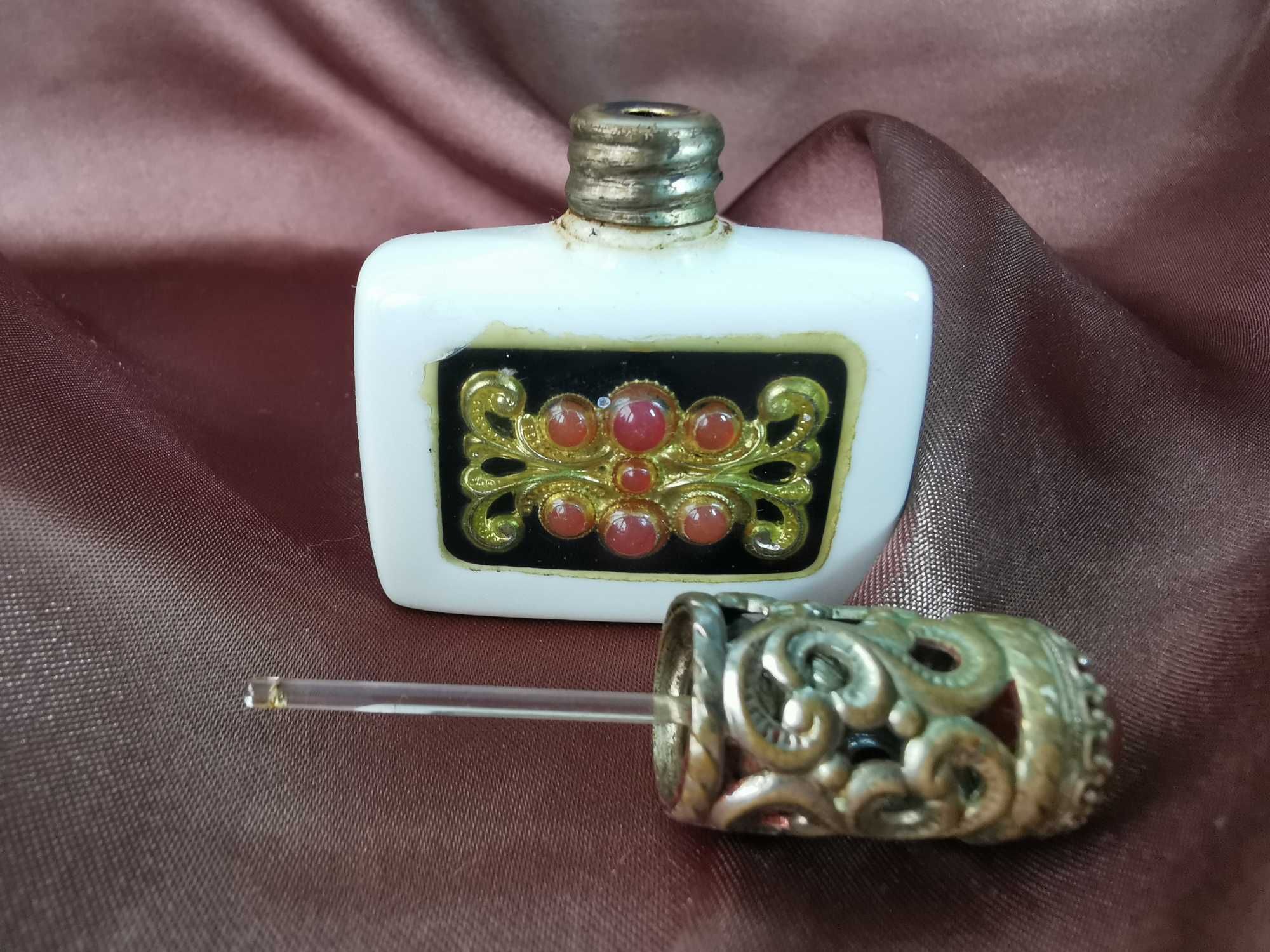 stary porcelanowy flakon na perfumy