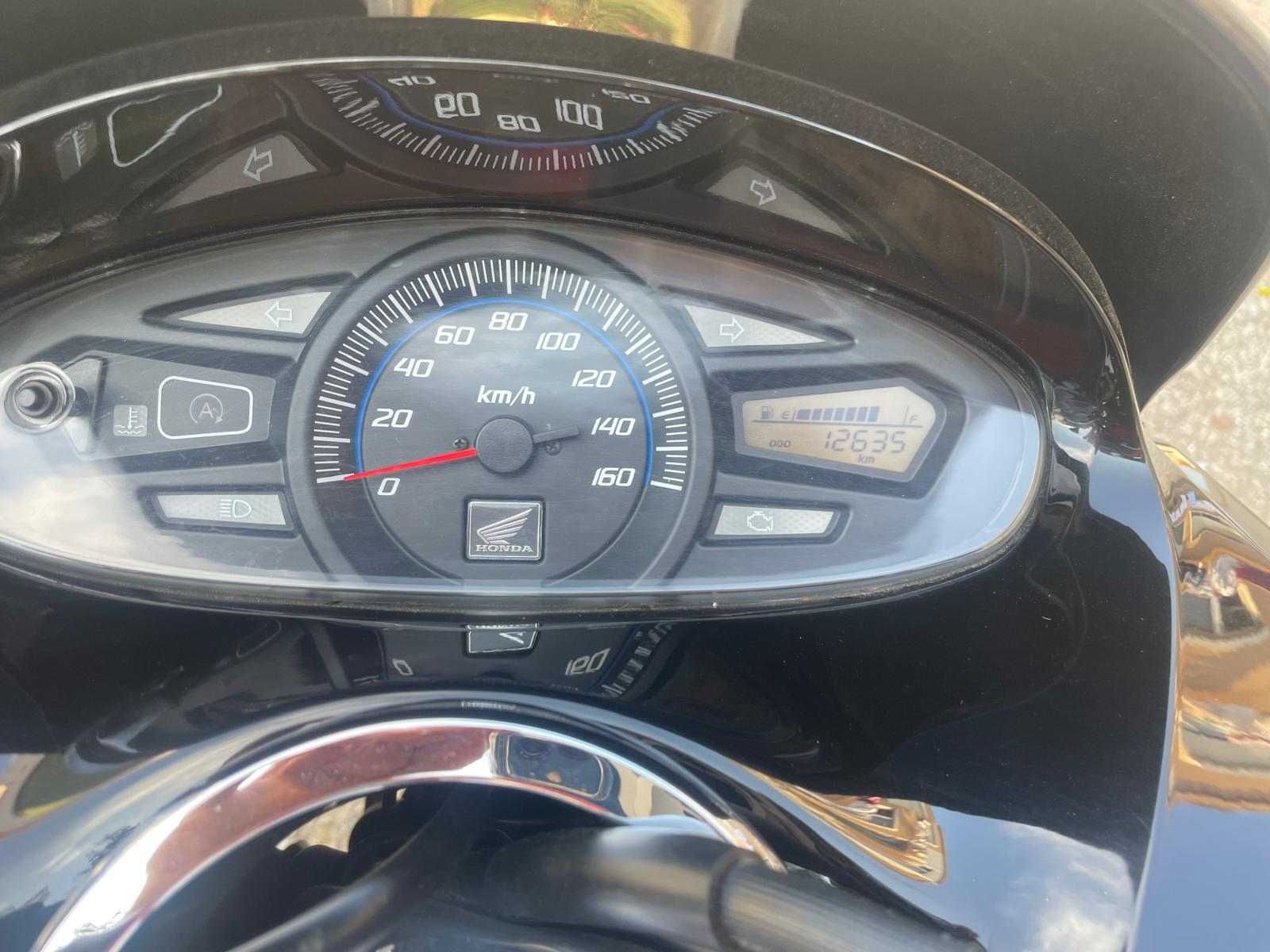Vendo pcx 125 muito bem estimada e com. Poucos km