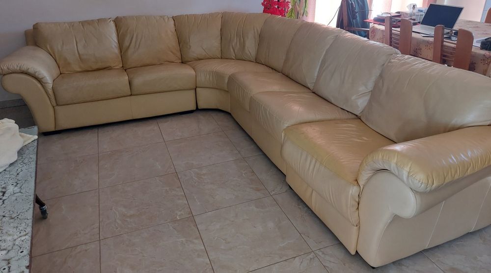 Kanapa narożna skórzana.