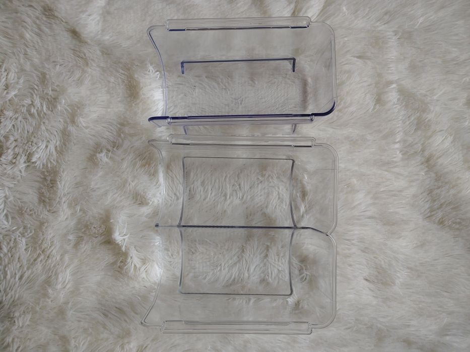 Zestaw 2 plastkowych stojaków na butelki do lodówki/szafki