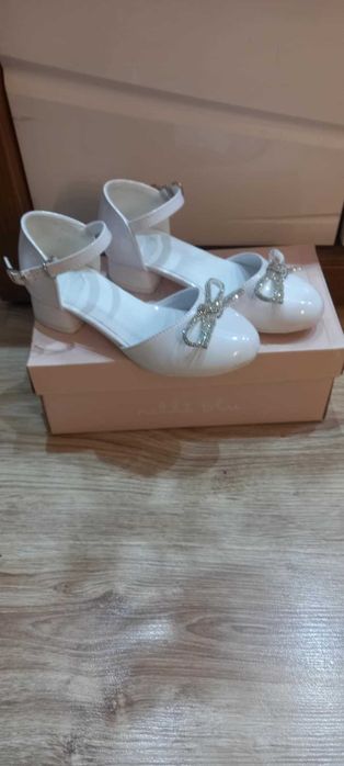Sprzedam buty dla dziewczynki.