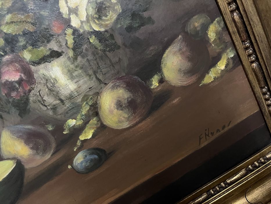 Quadro com moldura dourada