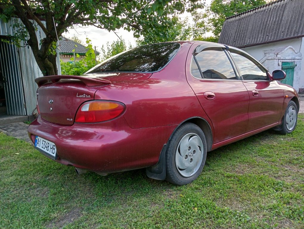Авто в хорошому стані Хюндай Лантра, продам.