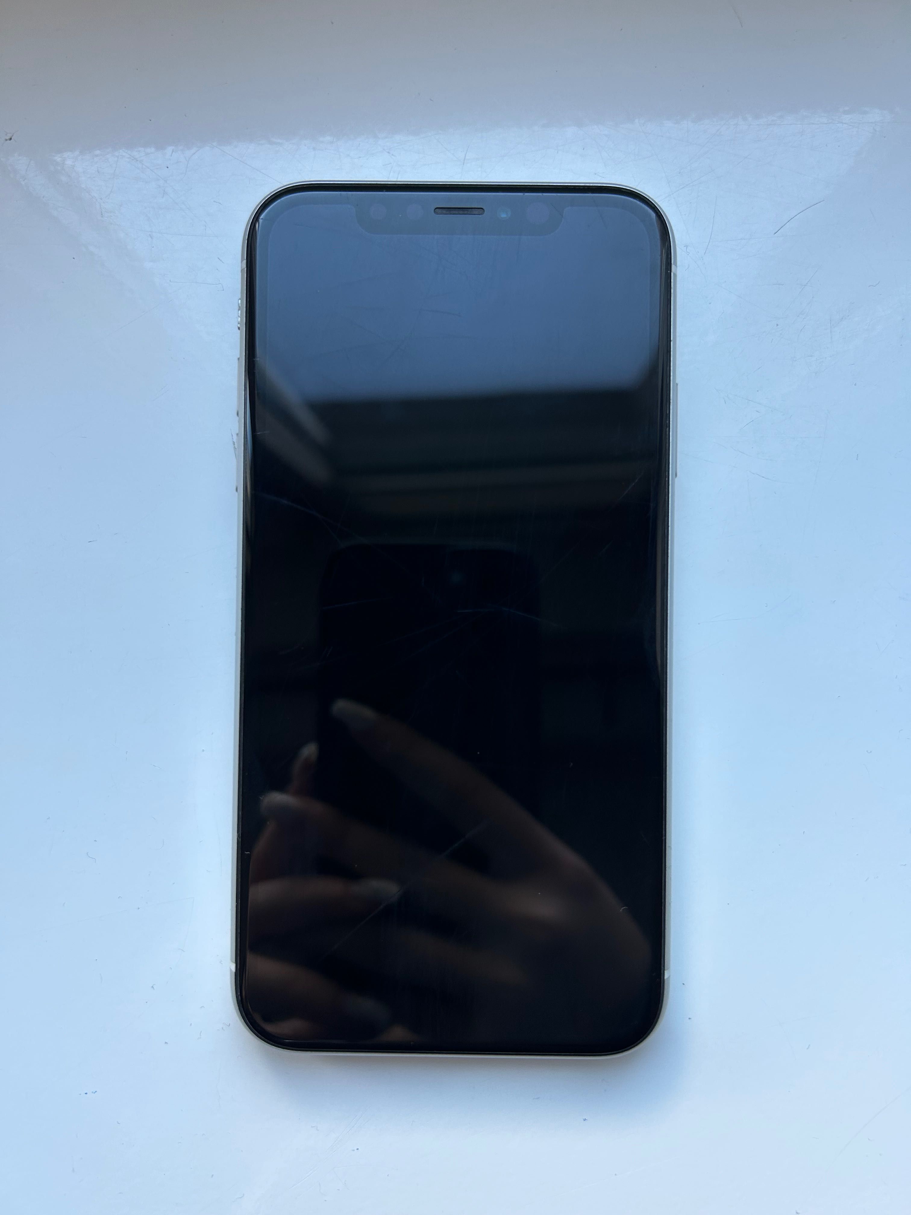 iPhone XR 64 GB kolor biały stan telefonu dobry