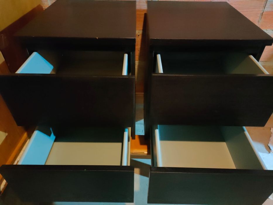 Duas mesinhas de cabeceira