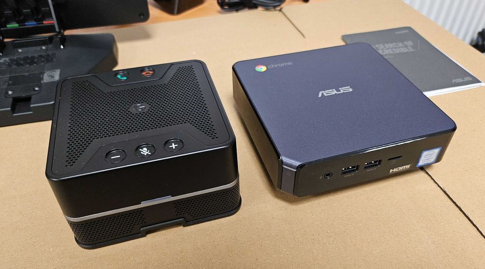 Komputer Asus Chromebox 3 z zestawem do videokonferencji
