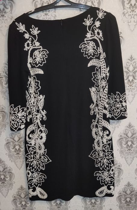Чорне плаття з вишивкою.