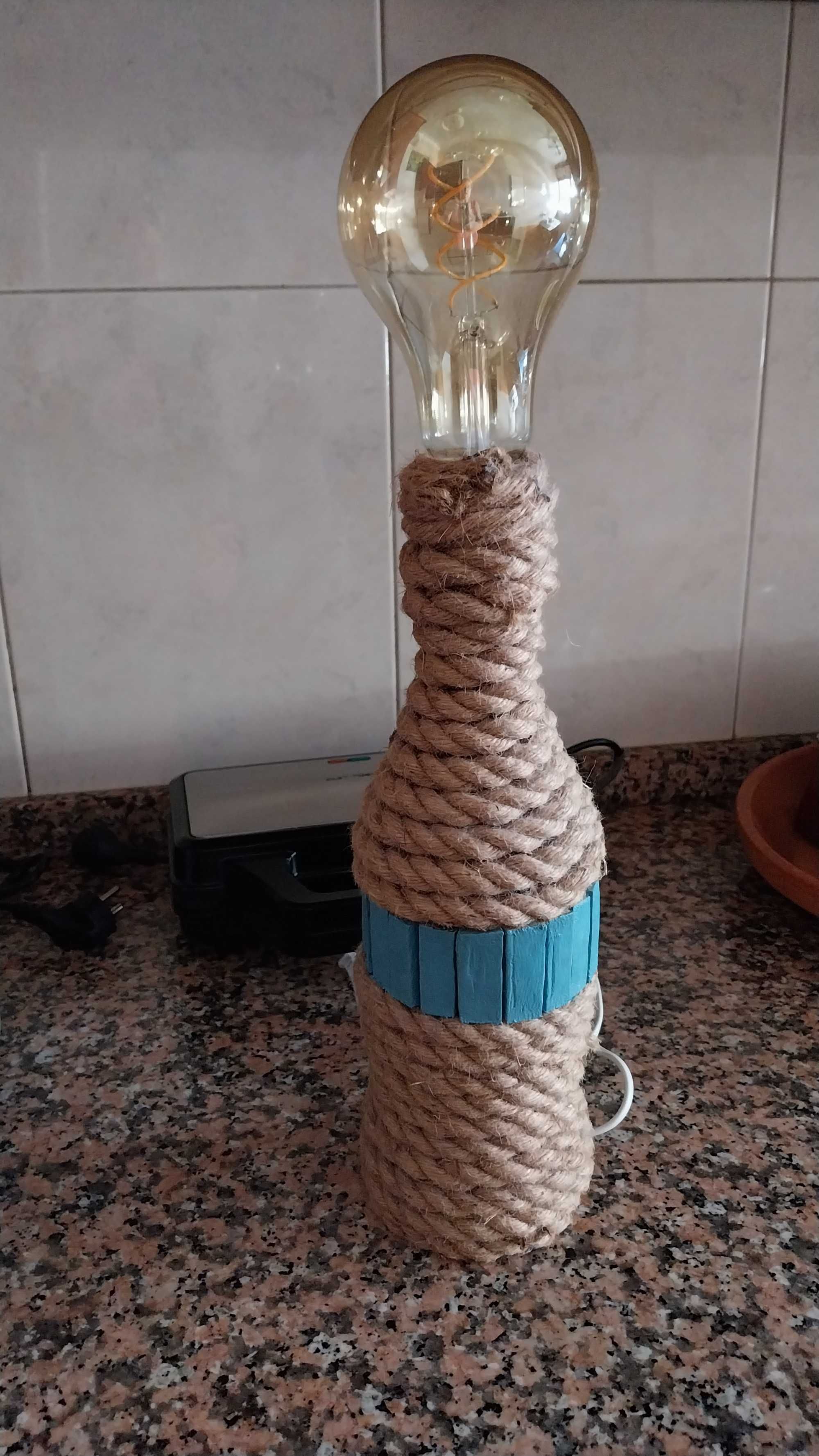 Vendo cama solteiro corpo e meio madeira maciça of candeeiro