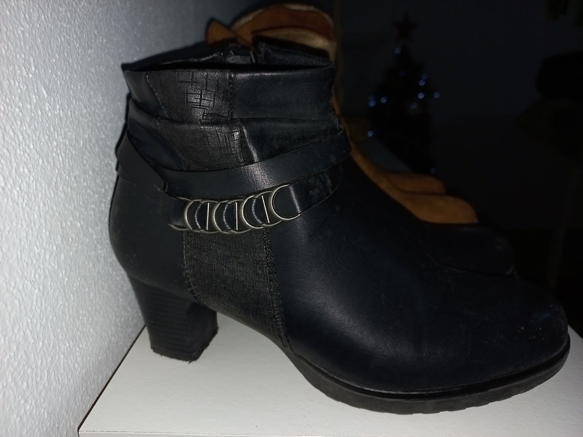 Botins pretos t38