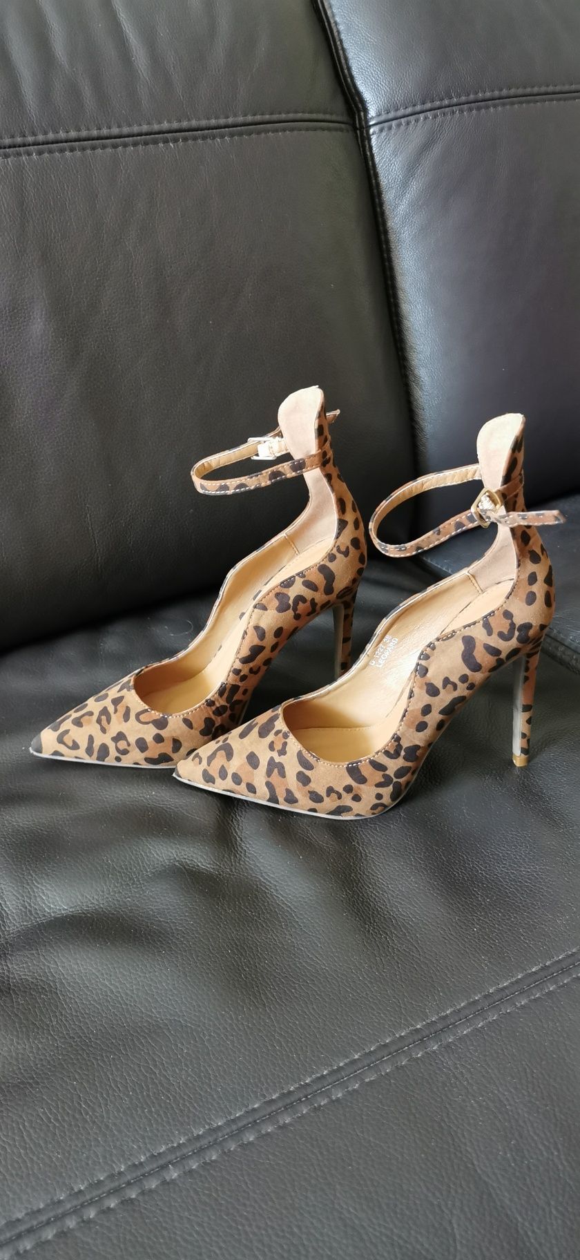 Eleganckie szpilki o wzorze leopard