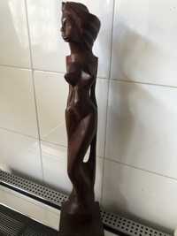 Estatua de mulher em madeira