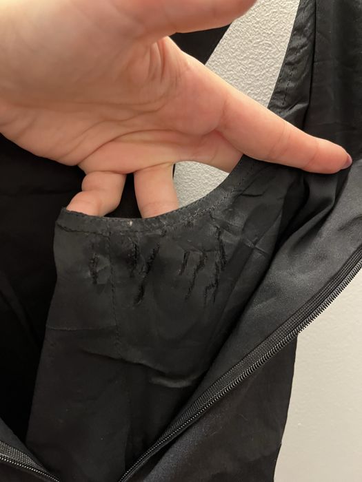 Czarna, elegancka sukienka z koronką i cekinami