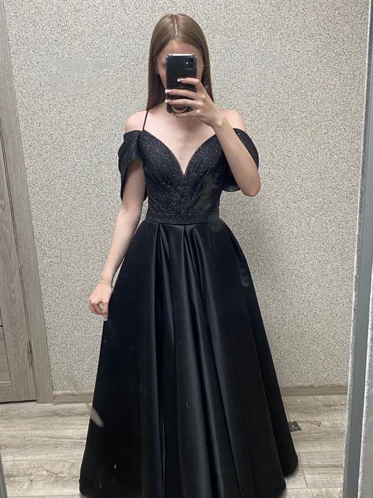 Чорна випускна сукня