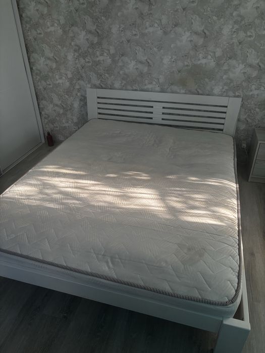 Продам двоспальне ліжко разом з матрацом 160 х 200
