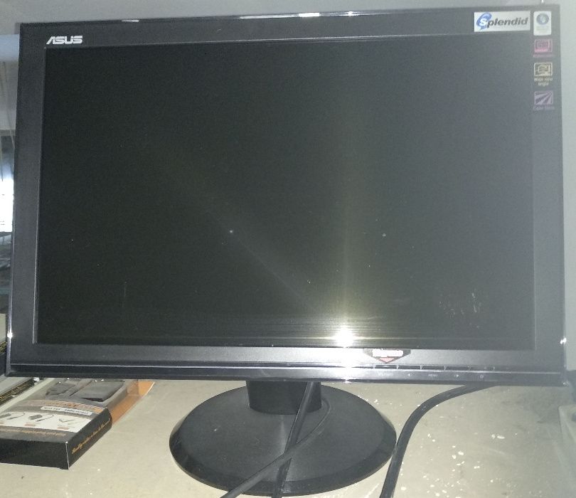 Monitor ASUS 19'' medidas 0,46cm X 0,31cm.