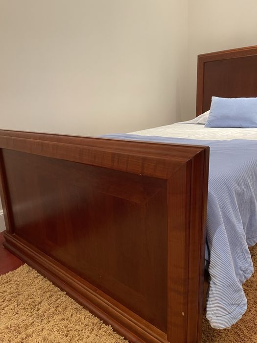 Quarto cama solteiro duas camas mesa cabeceira