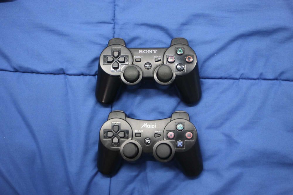 Playstation 3 + Comandos + Cabo de Alimentação + Carregador