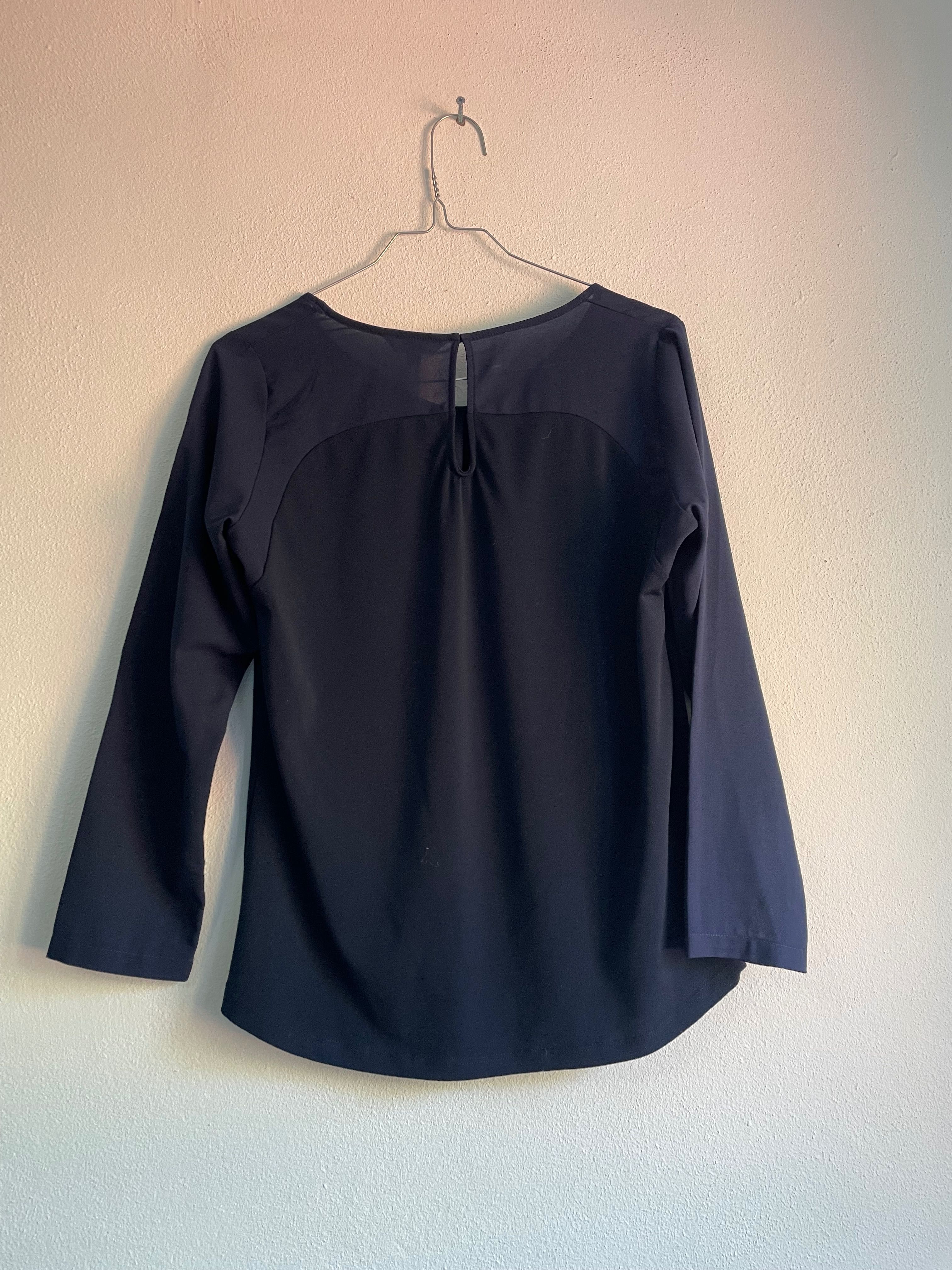 Blusa azul escura