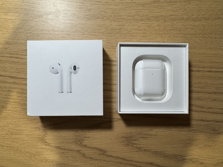Słuchawki AirPods 2 z etui z ładowaniem indukcyjnym oraz z etui Elago