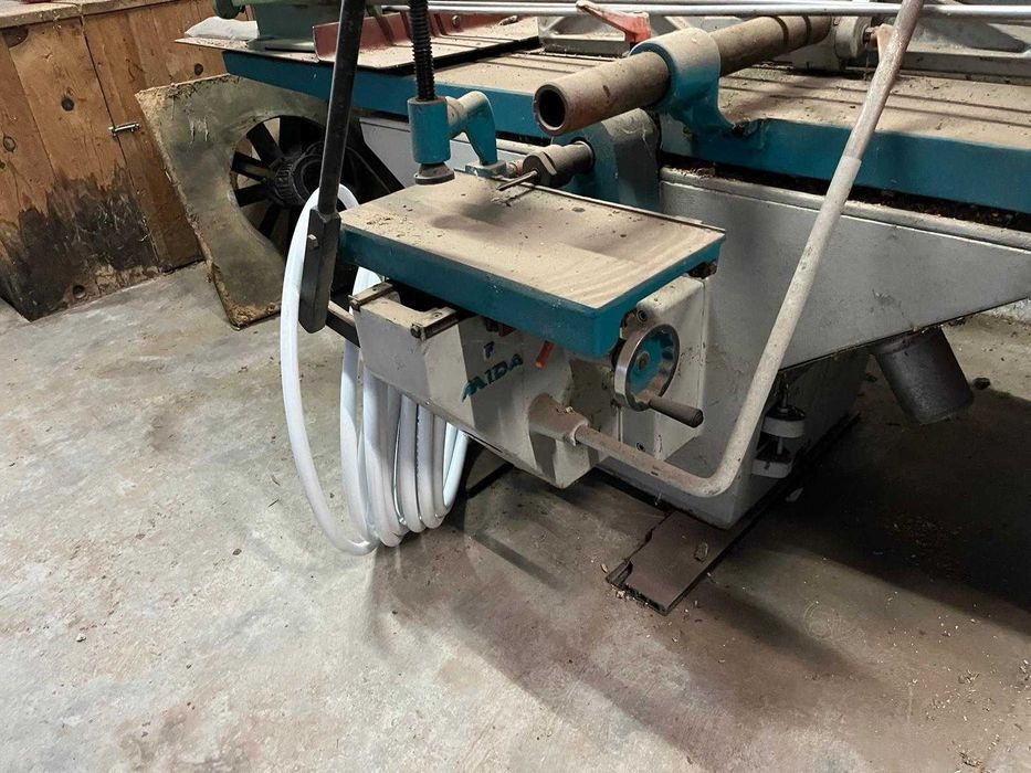 Diversas máquinas industriais para a indústria da madeira.